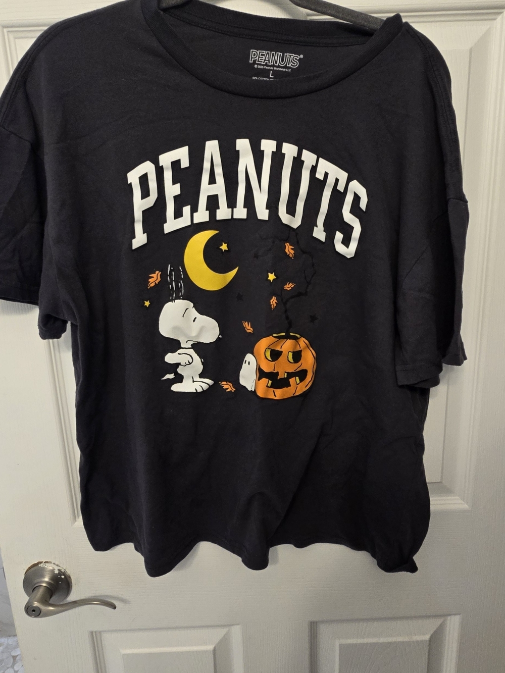 Large Women's Peanuts Black Halloween Snoopy Graphic Tee with Orange Pumpkin